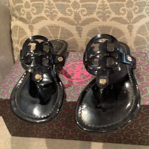 Tory. Urch size 5 black thong sandal